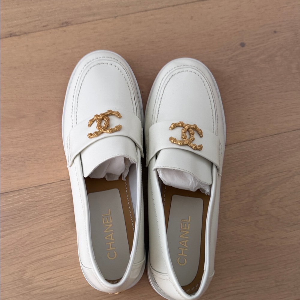 Chanel white Loafers for Women - Picture 3 of 8